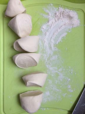 面粉200克加入热水50克，冷水50克，搅拌成絮状，再揉成光滑的面团，盖上保鲜膜静置15分钟。15分钟后，取出揉成长条，切段