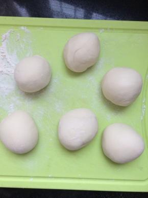 分别揉圆，擀成圆形