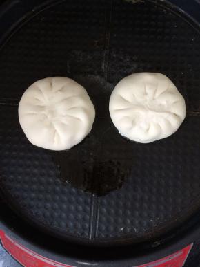 电饼铛预热，放入少许花生油，放入包好的馅饼