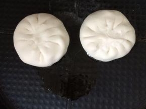 电饼铛预热，放入少许花生油，放入包好的馅饼