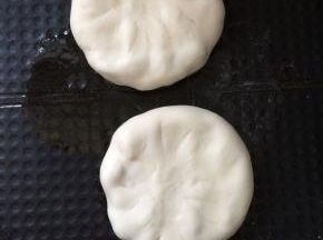 用手掌按扁