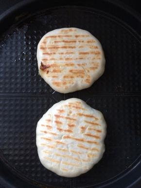 盖上盖子，选择烙饼键，烙至2面金黄色即可