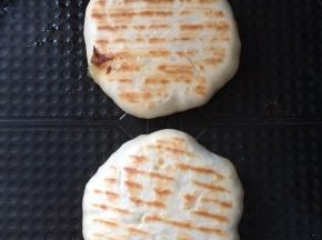 盖上盖子，选择烙饼键，烙至2面金黄色即可