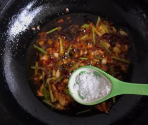 翻炒出红油再加小半勺白糖