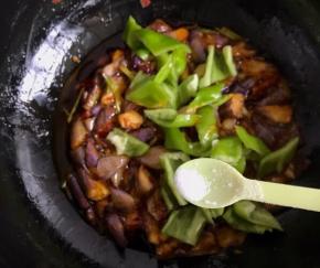 青椒放入，根据个人口味添加少许盐