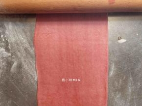 深红色的面团擀开，盖上保鲜膜松弛5分钟，再切成长条状