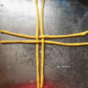 将排好气的面团平均分为5份，每份再平均分为4小份，揉成长条，如图编成井字