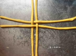 将排好气的面团平均分为5份，每份再平均分为4小份，揉成长条，如图编成井字