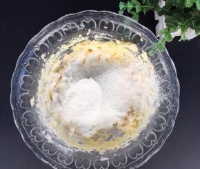 搅打均匀之后一次性筛入低筋面粉