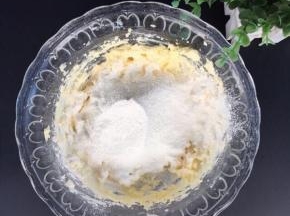 搅打均匀之后一次性筛入低筋面粉