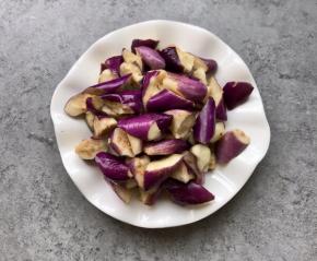 把茄子挤去水份