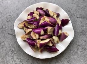 把茄子挤去水份