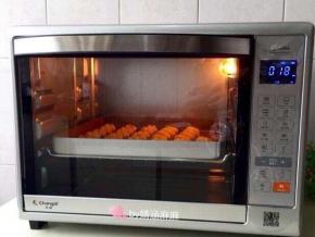 烤箱上下火170度预热5分钟，完后放入食材、烤盘放中下层烤20分钟表面微黄或者金黄即可