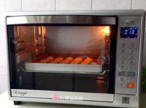 烤箱上下火170度预热5分钟，完后放入食材、烤盘放中下层烤20分钟表面微黄或者金黄即可