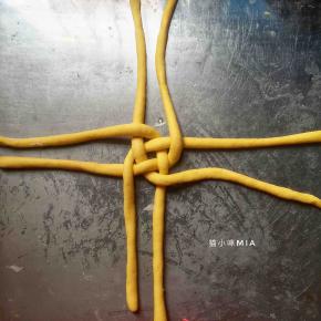 然后先顺时针将面条向右编