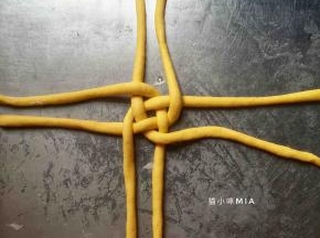 然后先顺时针将面条向右编