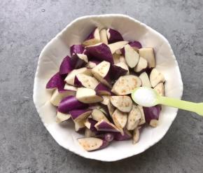 茄子切滚刀块加适量盐抓均匀，静至（腌制）8分钟左右