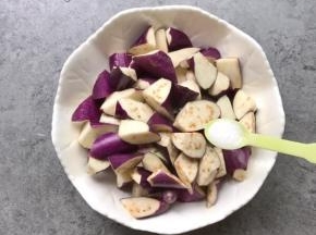 茄子切滚刀块加适量盐抓均匀，静至（腌制）8分钟左右