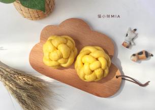 冷水上锅，水开后转中小火继续蒸15分钟，关火后焖5分钟再揭锅，南瓜绣球面包便做好啦