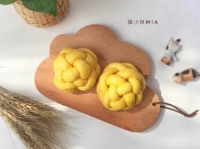 冷水上锅，水开后转中小火继续蒸15分钟，关火后焖5分钟再揭锅，南瓜绣球面包便做好啦