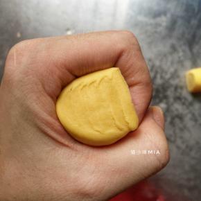 将发酵好的面团排气，案板上撒上一点干面粉，反复排气揉至面团切开后无大气孔为止