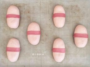 包在面团的中间位置