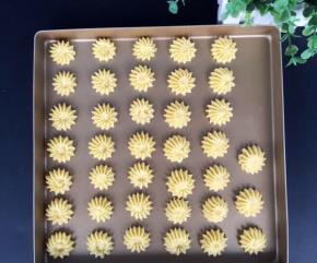 准备好裱花嘴和裱花袋；我用的是三能12齿的裱花嘴，这个自己随意哈！全部挤好