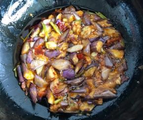 把油炸过的茄子放进去翻炒均匀