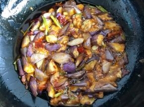 把油炸过的茄子放进去翻炒均匀