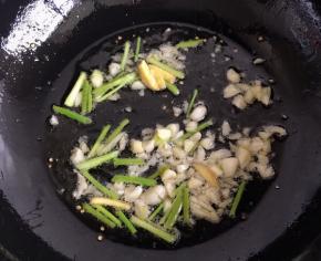 锅中留底油葱姜蒜爆香