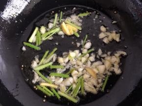 锅中留底油葱姜蒜爆香