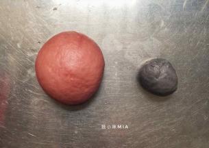 基础发酵后，先排气，然后分出50克面团加入适量红曲粉，揉成深红色面团，分出10克面团加入适量黑炭粉，揉成黑色，分别装入保鲜袋，入冰箱冷藏备用