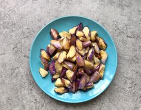 炸至表面金黄色捞出控油