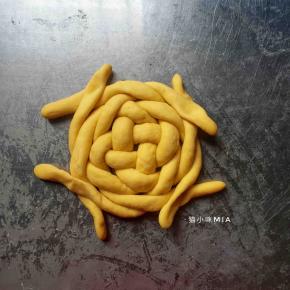 重复至编完，然后捏紧收口，将面团团起来