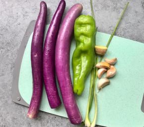 食材洗净准备：线茄3个、青椒一个、蒜瓣5个、葱2根，姜