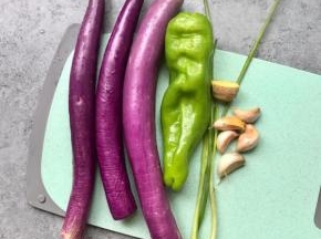 食材洗净准备：线茄3个、青椒一个、蒜瓣5个、葱2根，姜