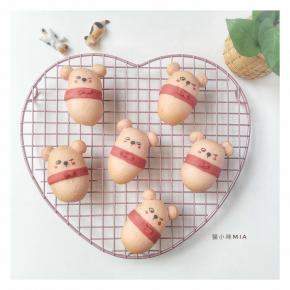 出炉后，用色素笔画出表情，小粉熊便做好了