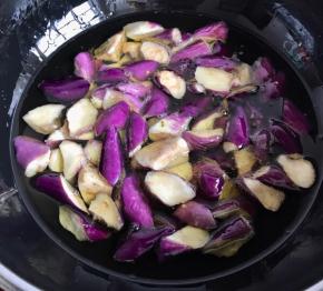 锅中放适量的油烧热，茄子倒进去油炸