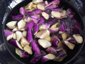 锅中放适量的油烧热，茄子倒进去油炸