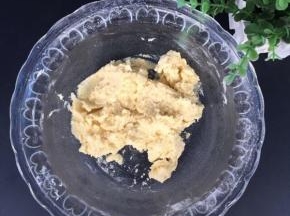 用切拌刀翻拌均匀无颗粒即可