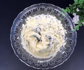 用电动打蛋器打发至蓬松发白