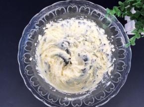 用电动打蛋器打发至蓬松发白