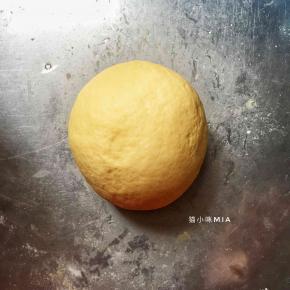 将酵母、细砂糖、南瓜泥倒入盆中，混合至糖溶化后，加入面粉与奶粉，揉成一个光滑的面团，温暖处发酵至两倍大