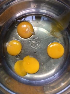将鸡蛋打入盆中