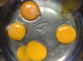 将鸡蛋打入盆中