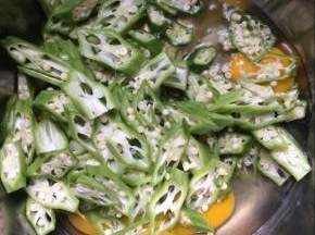 将切好的秋葵放入鸡蛋盆中