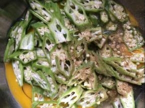 放入适量的五香粉