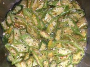 用筷子搅拌均匀备用。