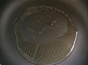 锅中放入油，烧热后