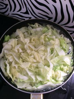 锅中放入水，烧开，放入圆白菜焯水